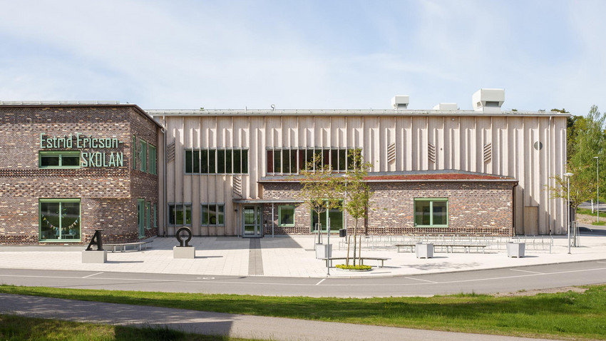 Estrid Ericsonskolan i Hjo. Skola byggd i tegel och trä. Foto