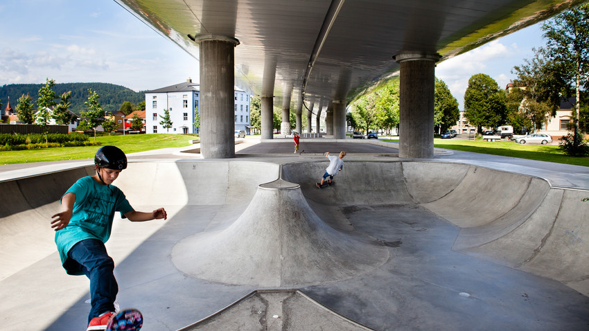 Mötesplats för skatare i alla åldersgrupper under bron. Foto.