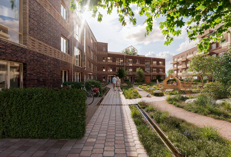 Gårdsrom mellom lavblokker i brunlig tegl med grøntområder, lekeplass og mennesker. Solskinn og tre i forgrunn. Illustrasjon