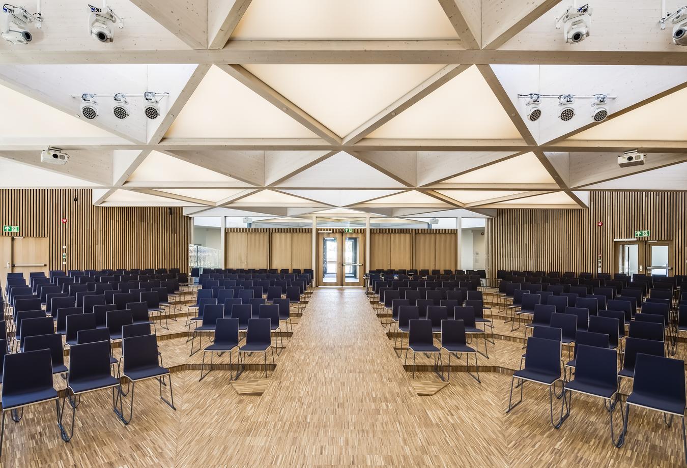 Symmetrical interior and sculptural ceiling. Photo