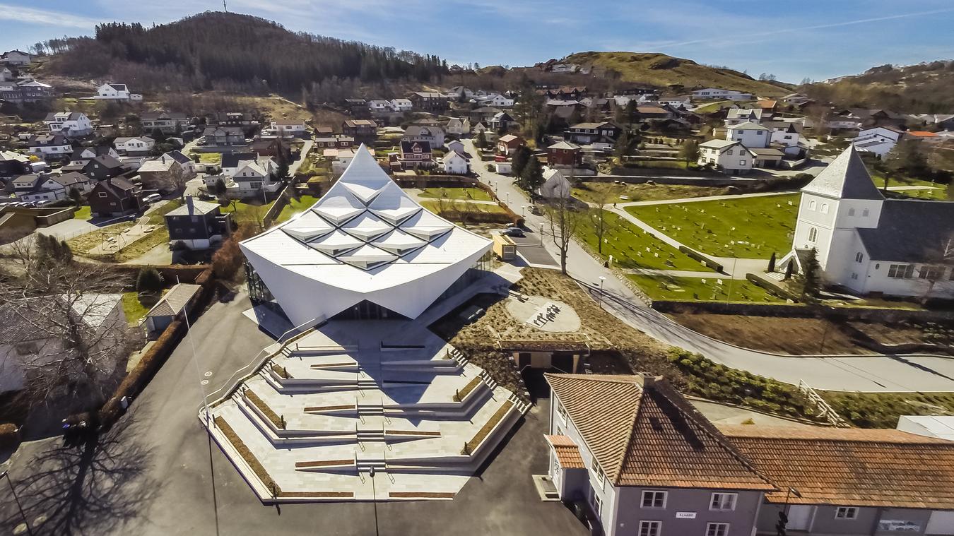 Distance image of sculptural facade in the surroundings. Photo