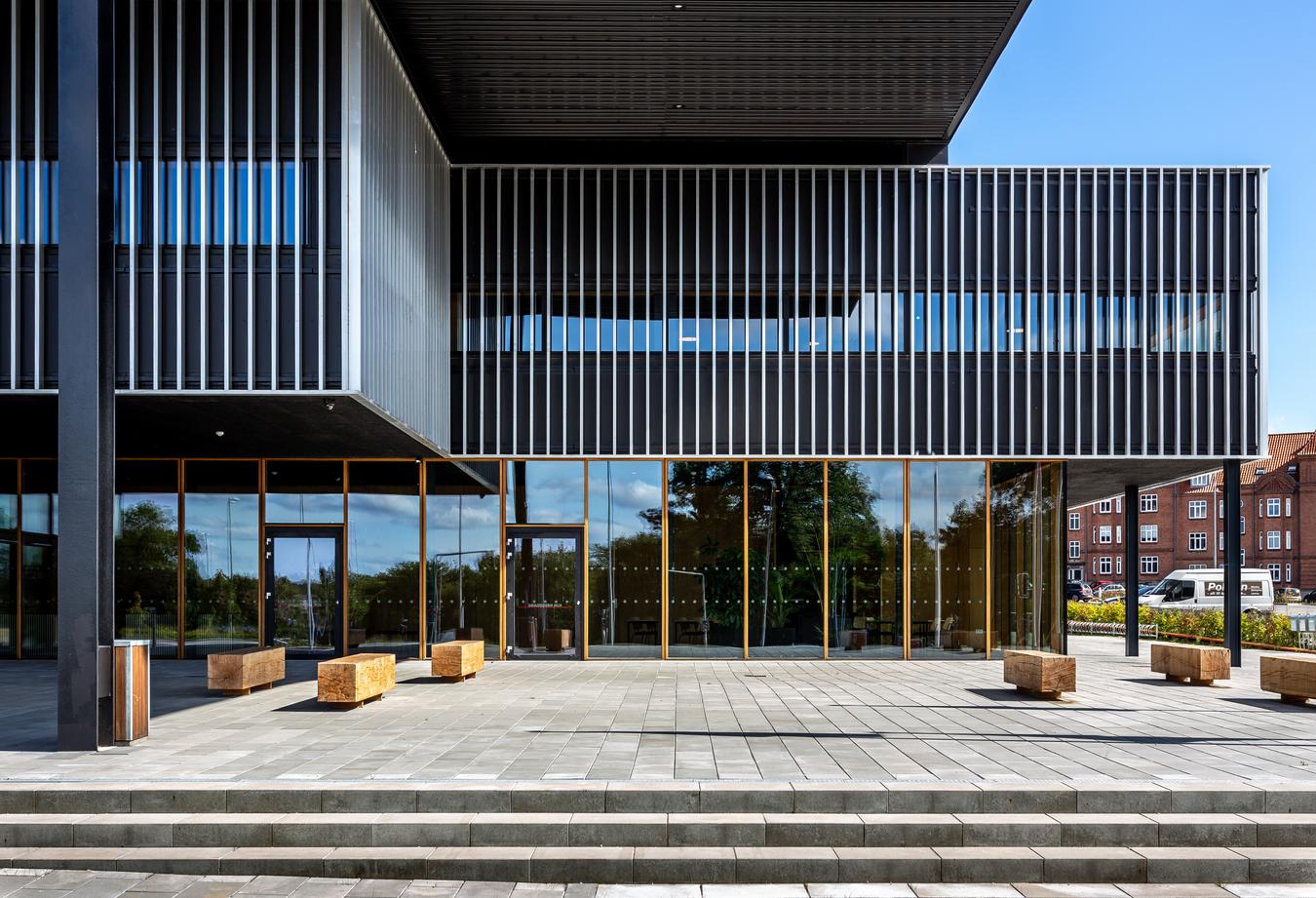 Entrance area with volumes that float above the ground. Photo