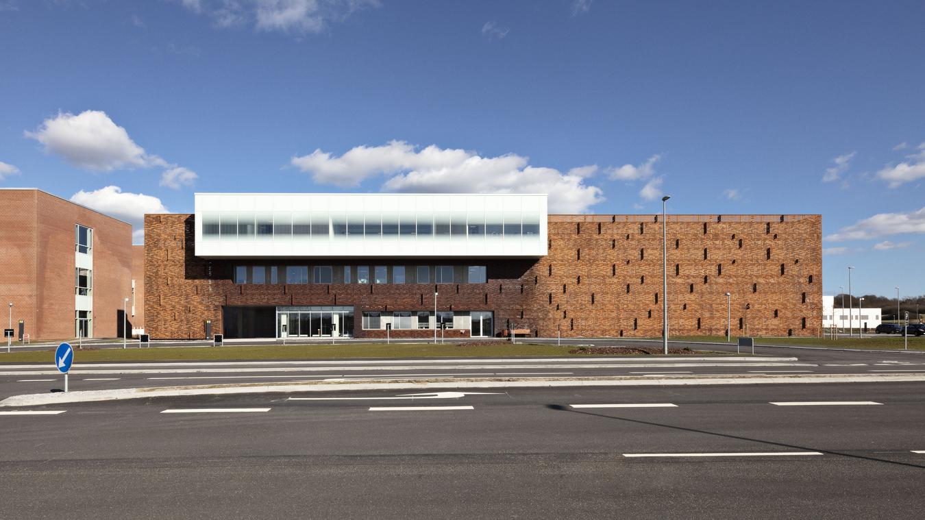 Patterned facade in corten steel. Photo