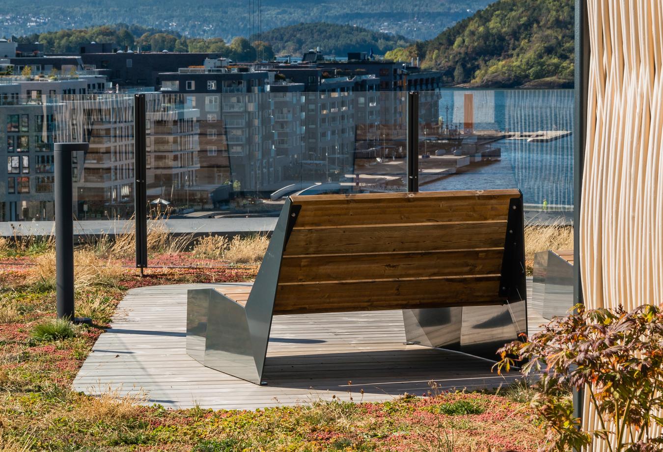 Sitteplass i takhagen med utsikt mot Oslofjorden. Foto