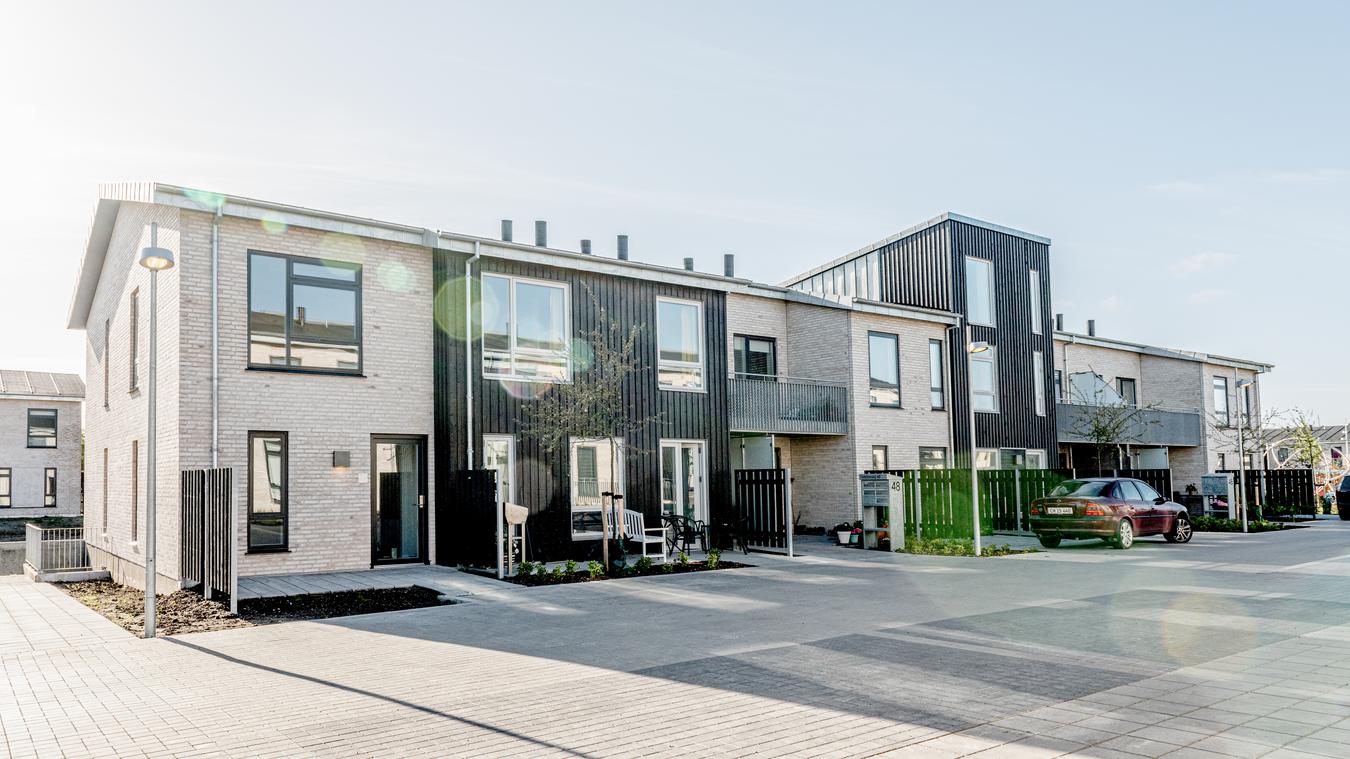 Terraced house with parking facilities in front. Photo