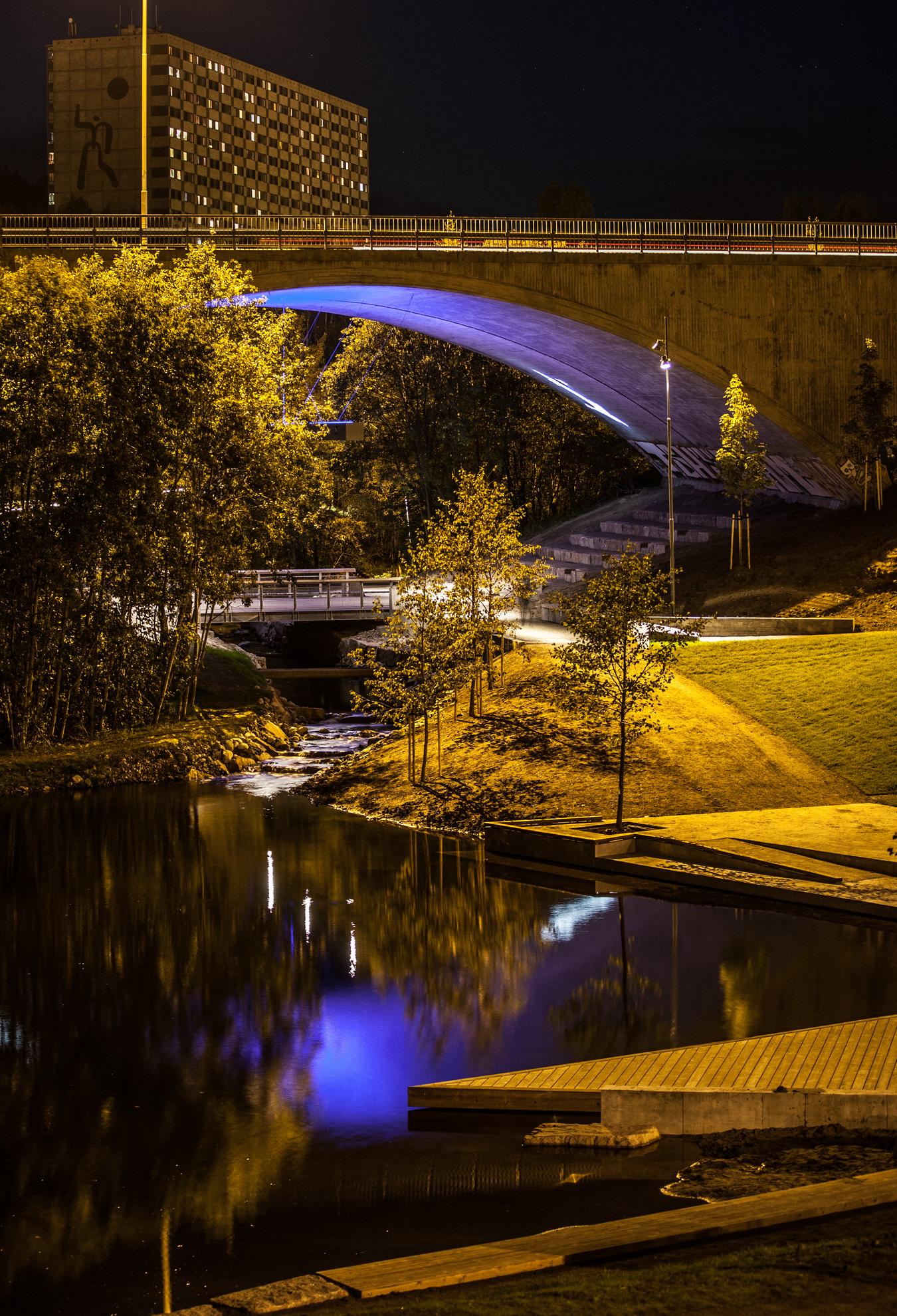 Grorudparken, varierad belysning och färger på kvällstid. Foto