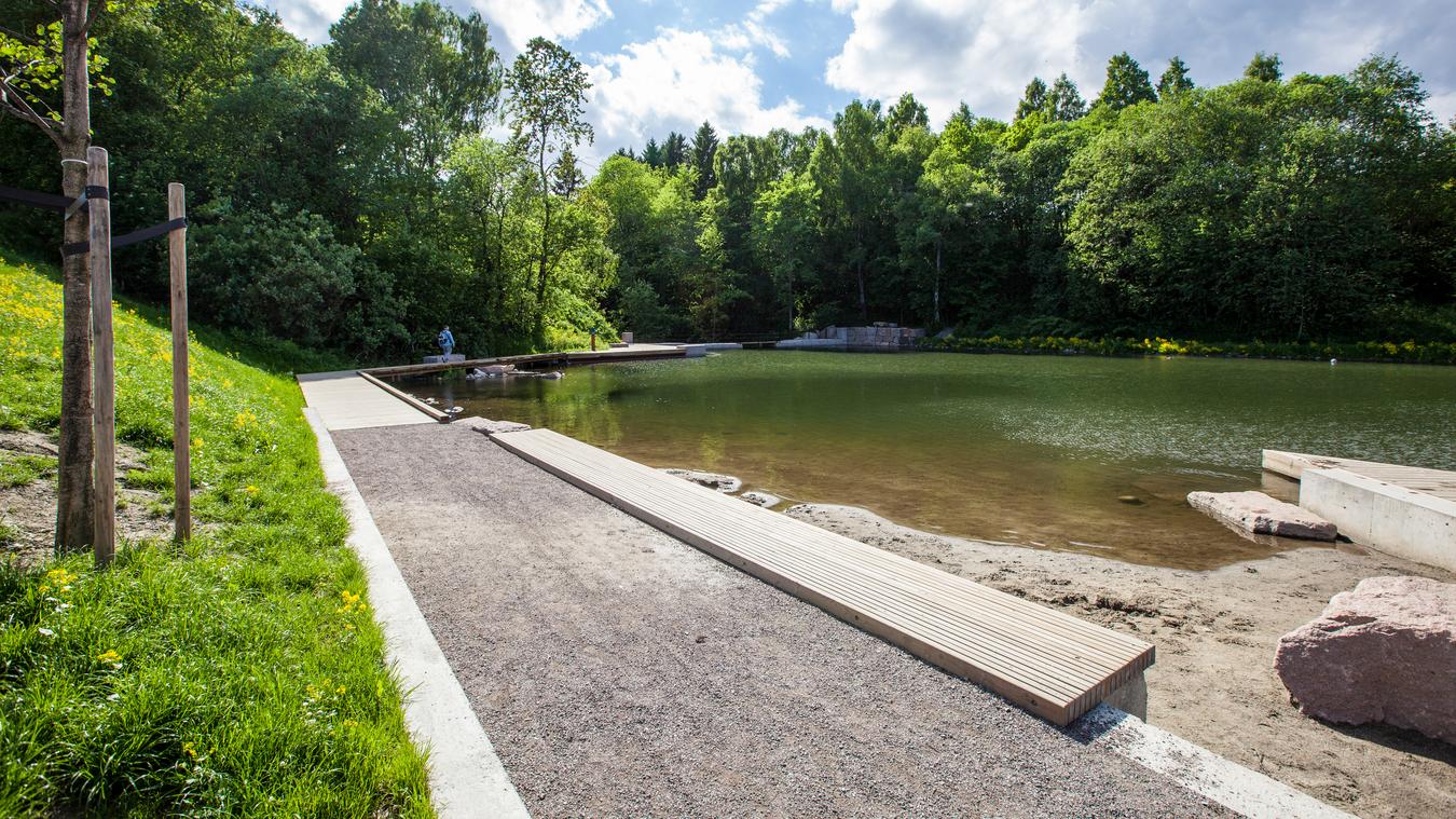 Grorudparken, vandringsled längs strandkanten och dammen. Foto