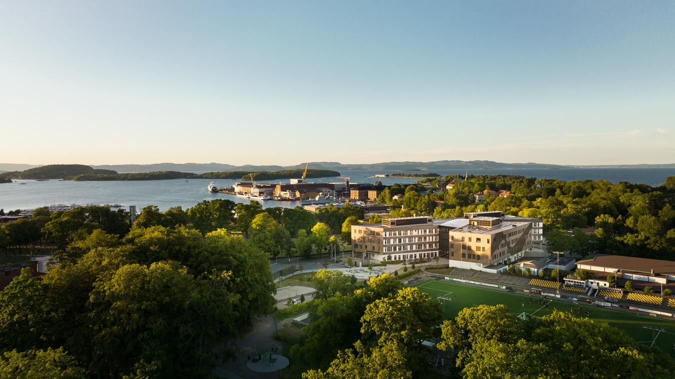 School building by the woods. View to the water and an harbour. Photo 