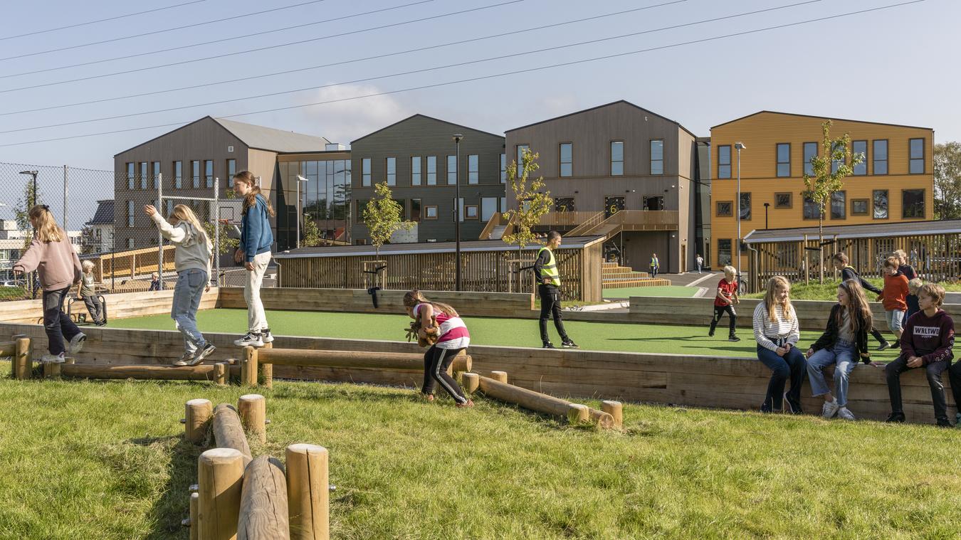 park foran skolebygg med barn som leker. illustrasjon.