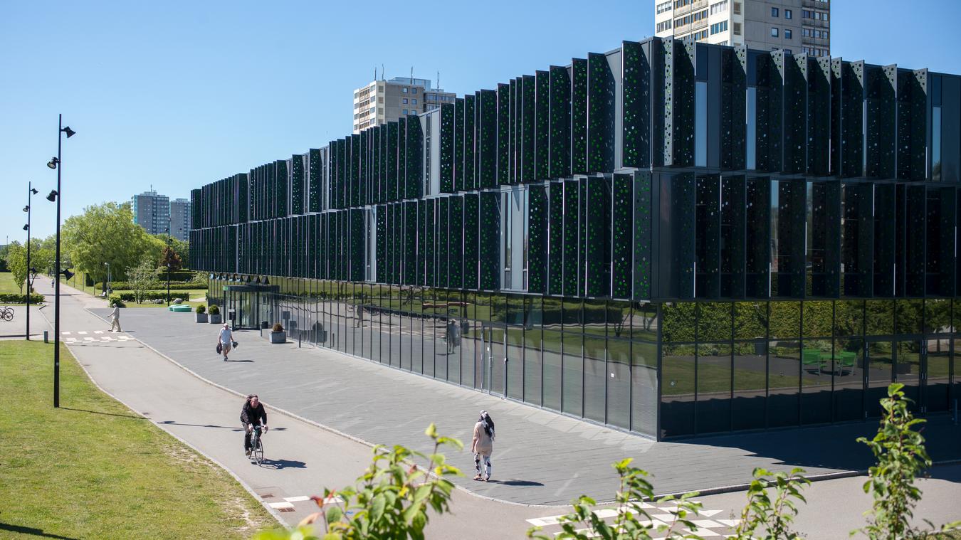 Facade med brede fortove og cykelsti. Foto