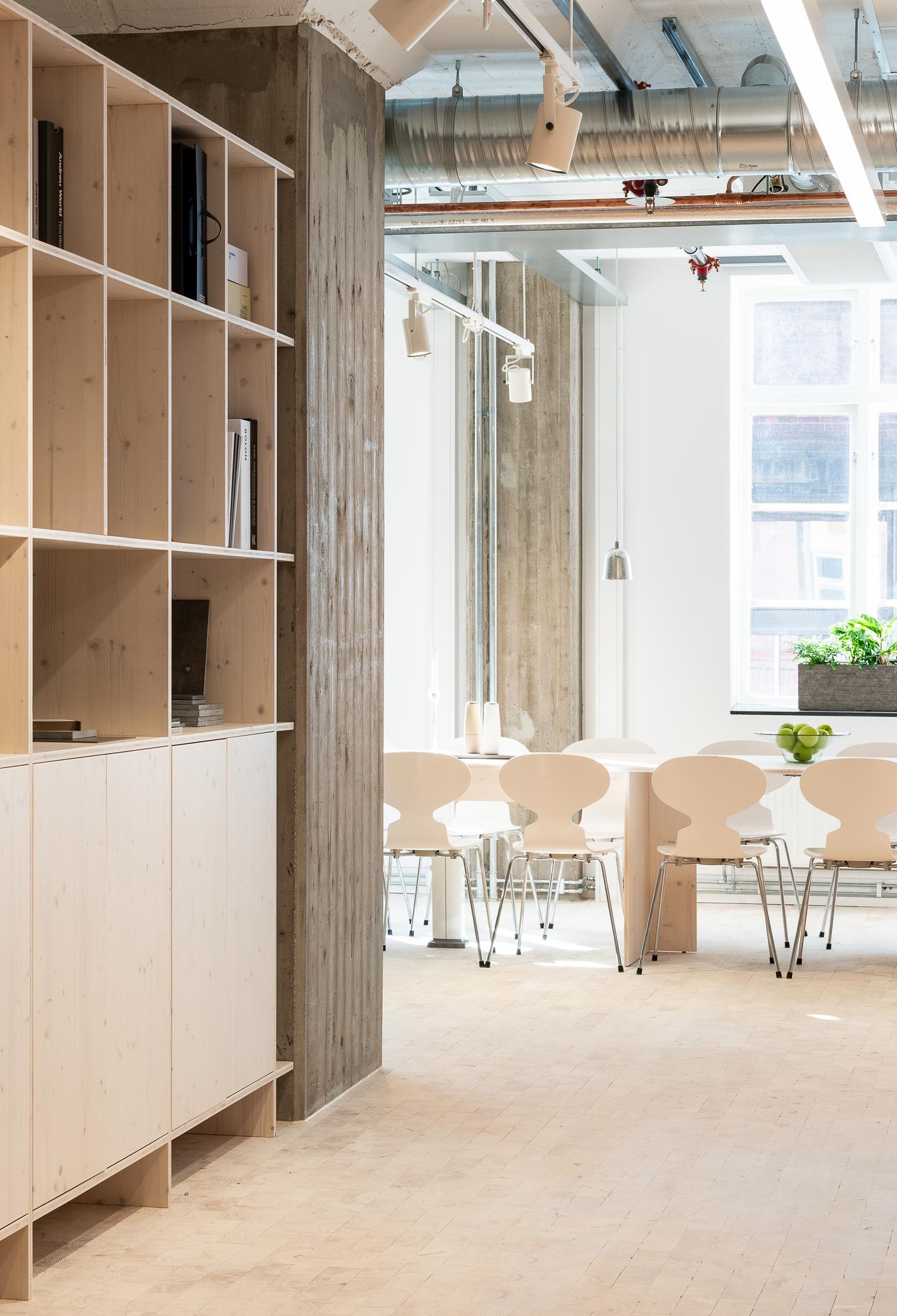 Reuse and materials in wood and concrete. Photo