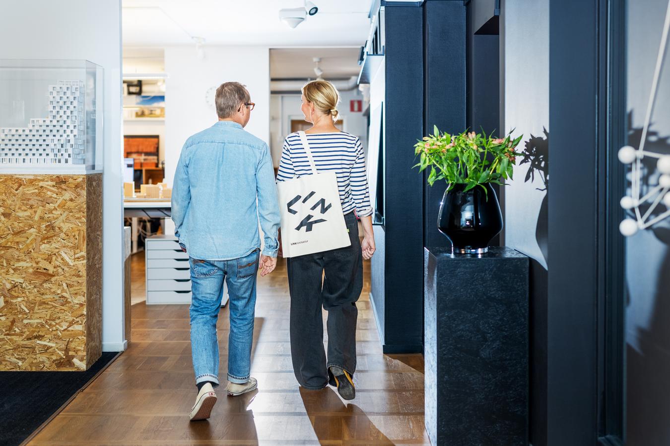 to personer som går med LINK totebag