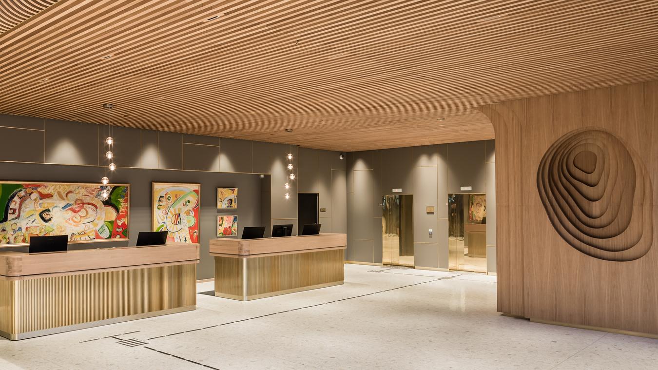 Reception and wooden pillar with carvings. Photo