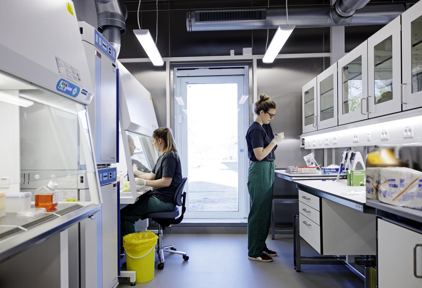 Laboratorium med to kvinner. Foto