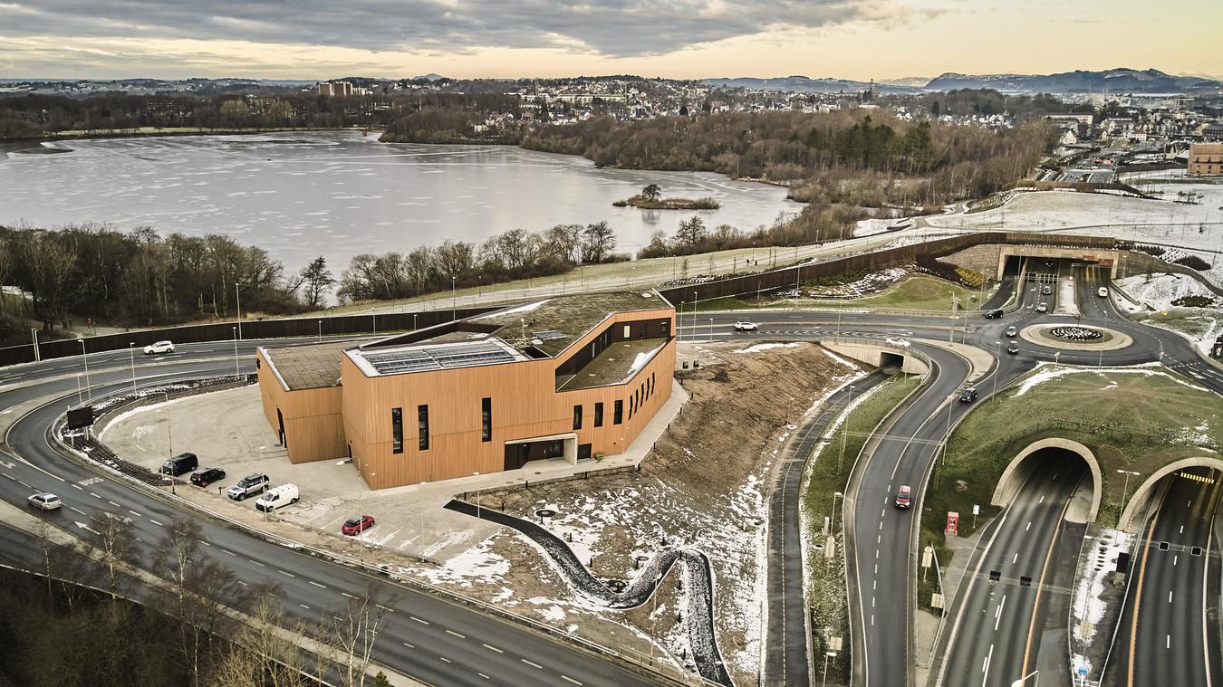 Overview of the building and the road network. Photo