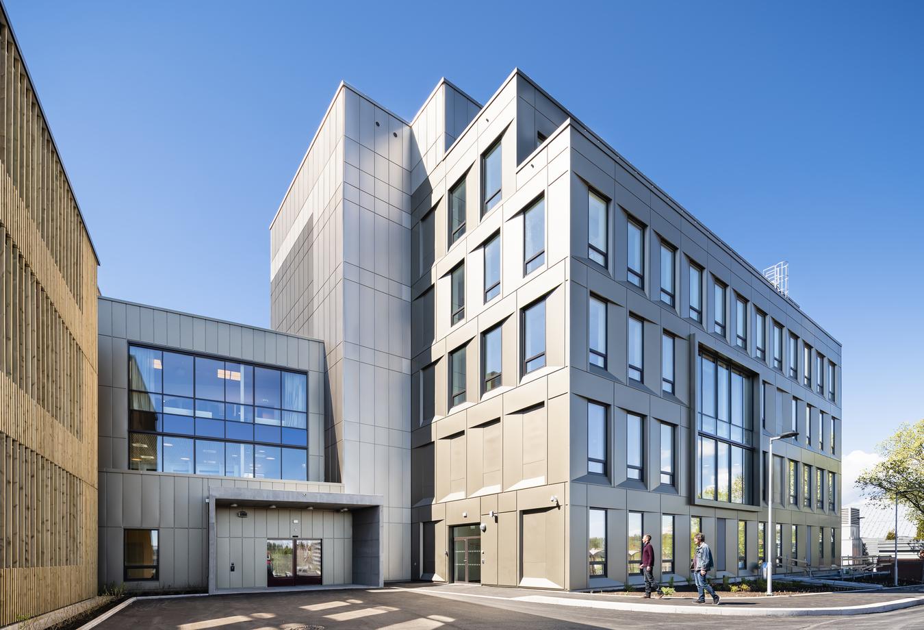 The hospital building's main entrance and facade. Photo