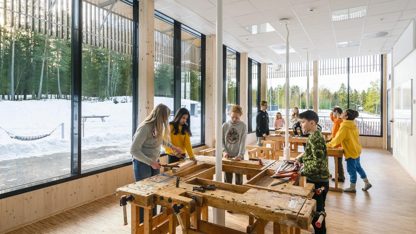 Sløydsal med store vinduespartier. Foto